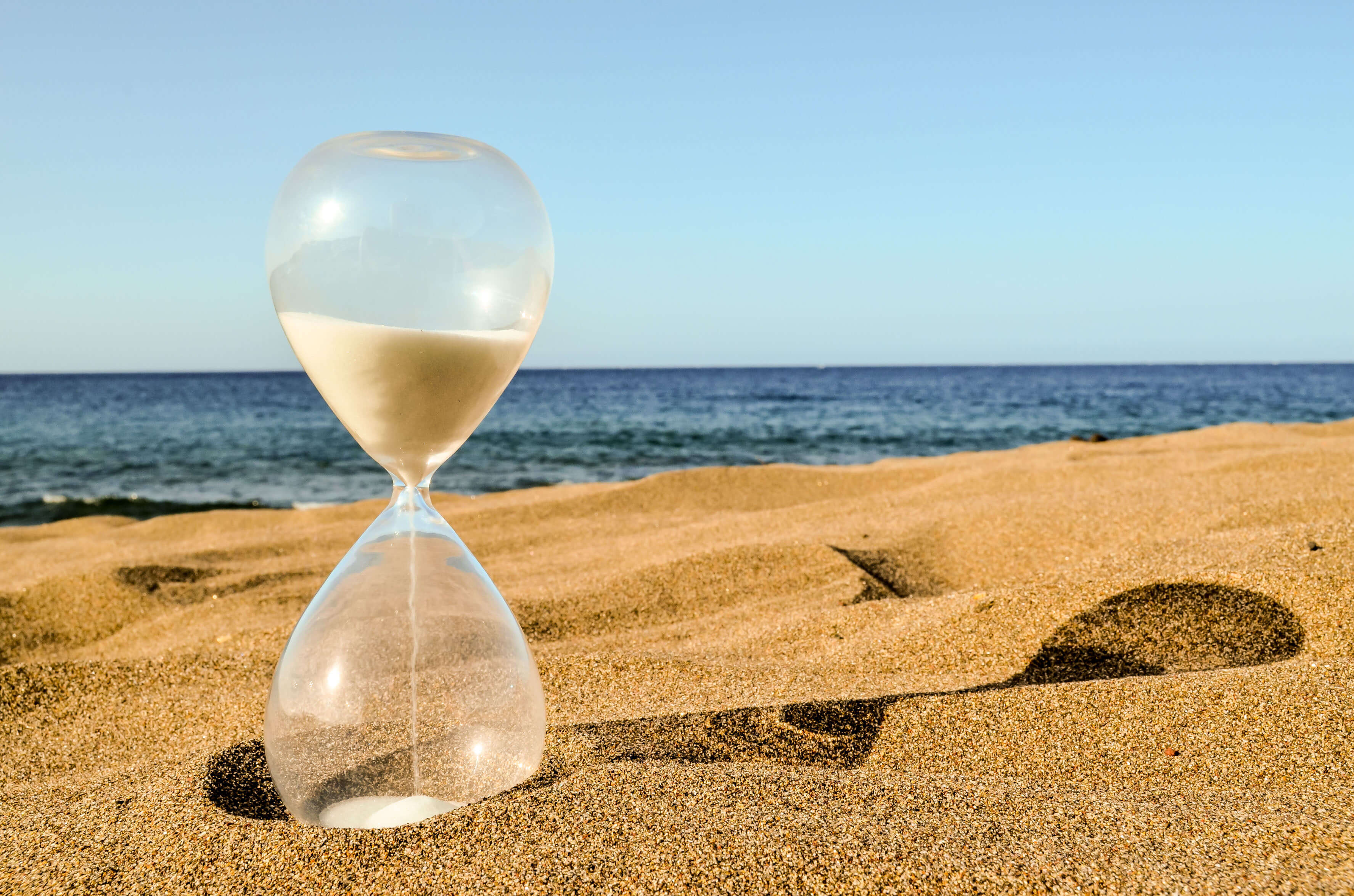 Часы облака. An hour is a sea. Пляж с часами. Песочные часы на берегу моря. An hour is a sea.